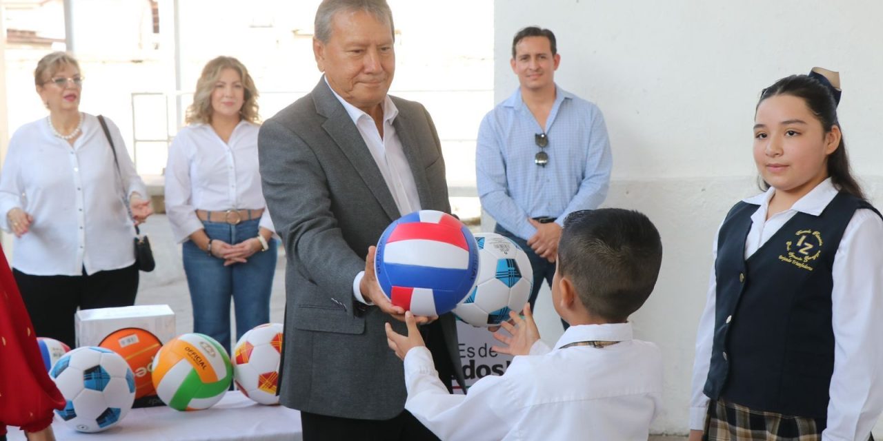 Refrenda Óscar Ríos su compromiso con la educación