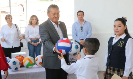Refrenda Óscar Ríos su compromiso con la educación
