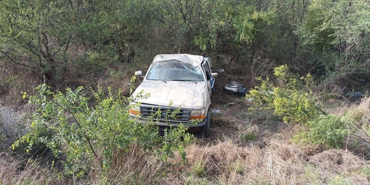 Conductor resulta lesionado al volcar en la carretera 57