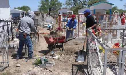 Trabaja Óscar Ríos en limpieza del panteón de Nueva Rosita