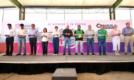 Román Cepeda entrega techumbre en la colonia Alamedas