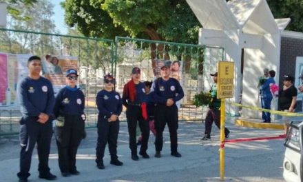 Acuden torreonenses a panteones por el Día de las Madres