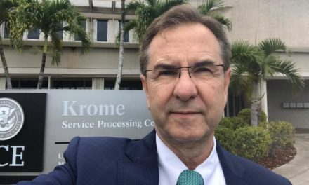 Critican a Esteban Moctezuma por celebrar impuesto a remesas del 3.5 por ciento