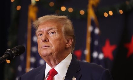 Trump arremete contra Walmart por alza de precios tras aranceles