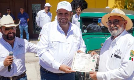 Un éxito la exhibición de autos clásicos y la Feria del Tamal y Pan de Pulque