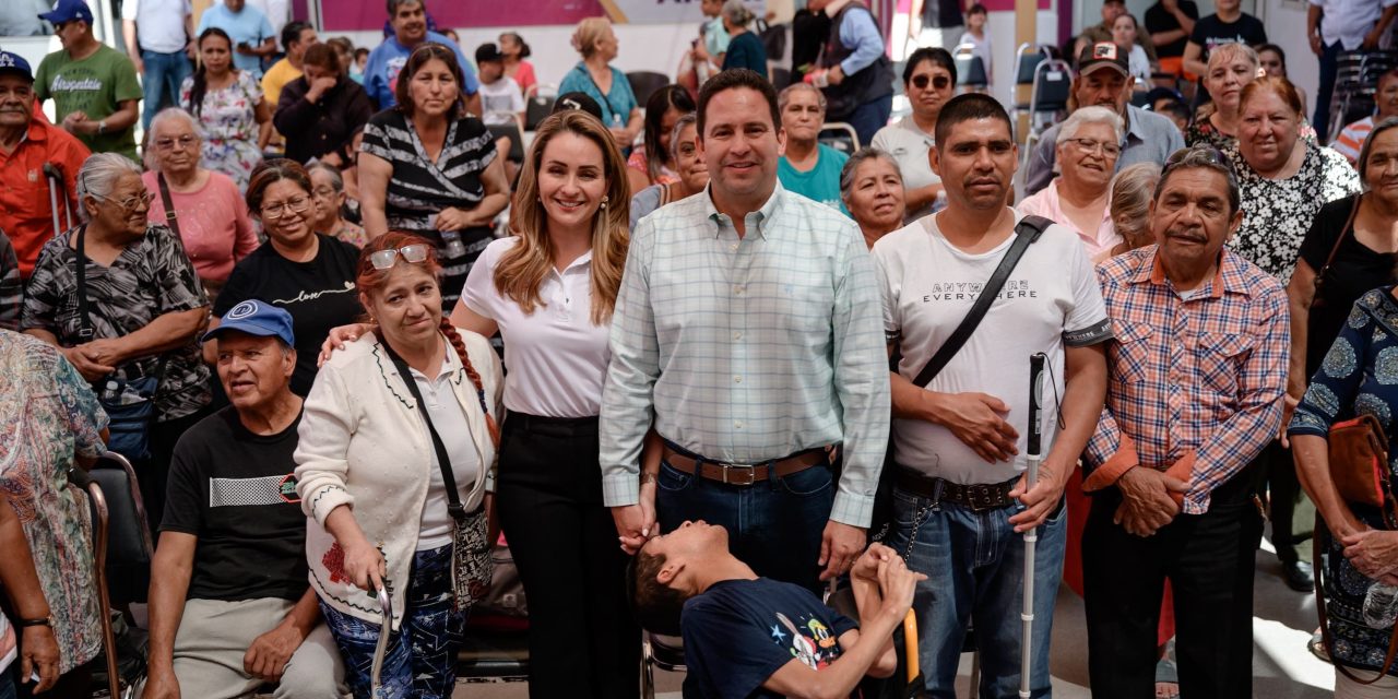 Entregan Javier Díaz y Luly López aparatos ortopédicos