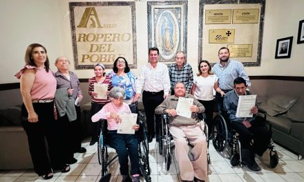 Entregan actas de nacimiento a adultos mayores sin identidad