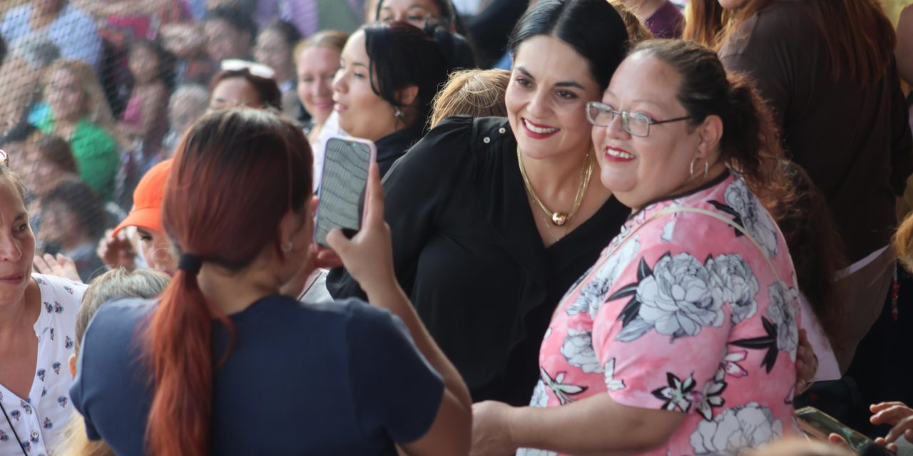 Luz Elena Morales festeja a las madres de su distrito