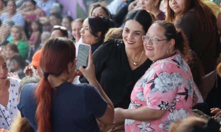 Luz Elena Morales festeja a las madres de su distrito