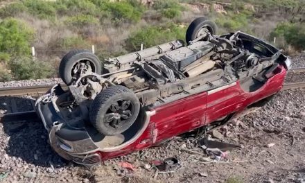 Abandonan camioneta volcada en la carretera a Zacatecas