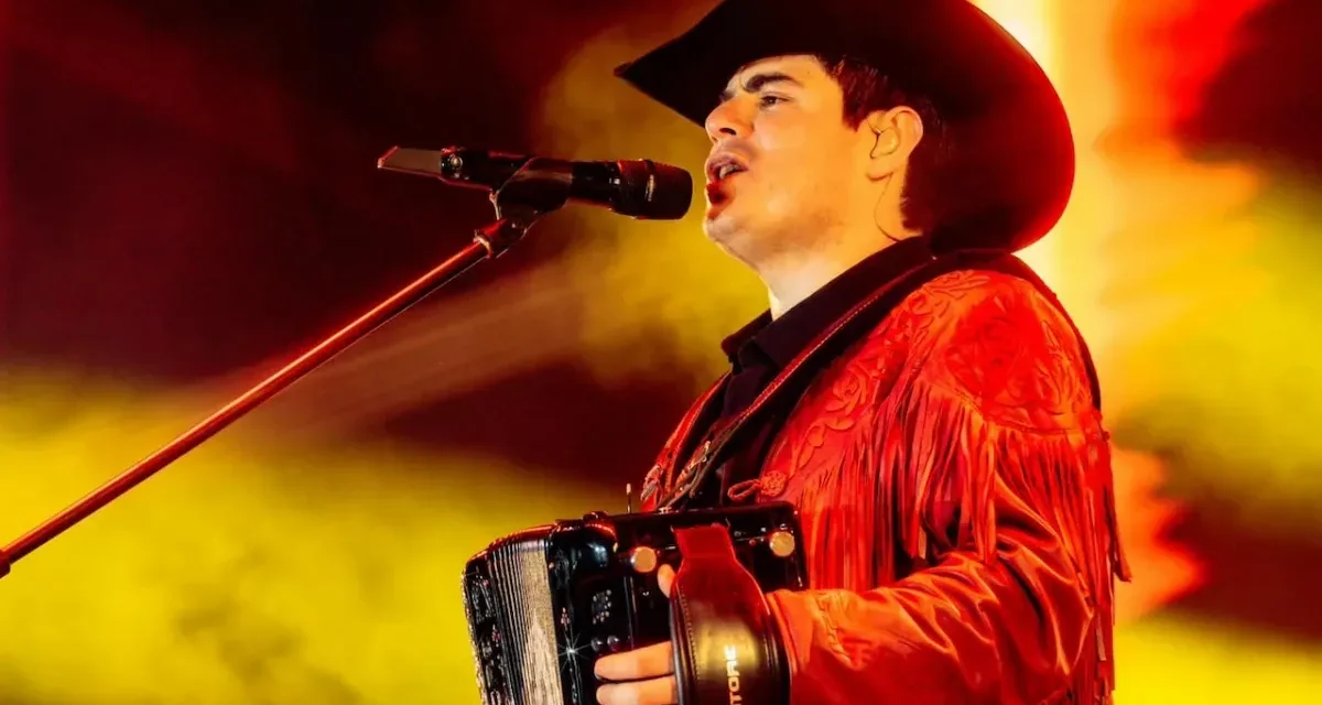 Alfredo Olivas esquiva ‘censura’ y hace que su público cante narcocorridos