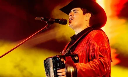Alfredo Olivas esquiva ‘censura’ y hace que su público cante narcocorridos