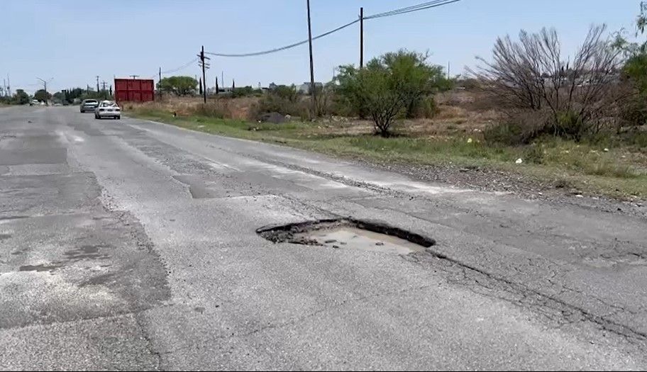 Enormes baches dañan vehículos en calzada Antonio Narro al sur de Saltillo