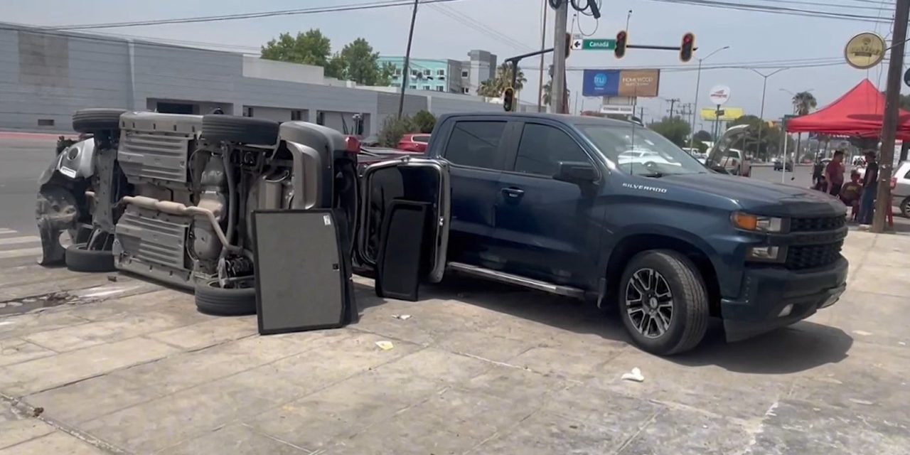 Cambia de carril y provoca volcadura en Saltillo