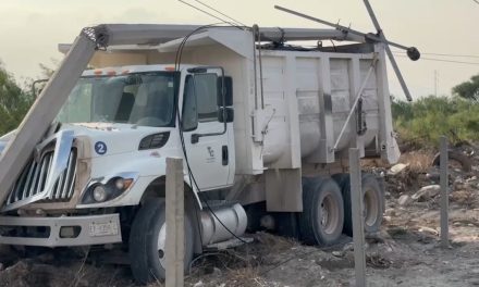 Camión materialista derriba poste de luz en el Libramiento Óscar Flores Tapia
