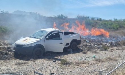 Camioneta vuelca e incendia maleza en Ramos Arizpe