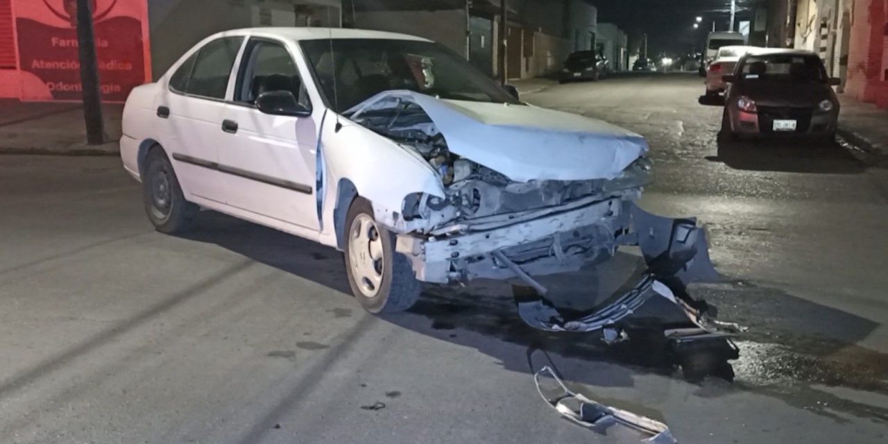 Mujer con unas ‘copitas de más’ choca e intenta darse a la fuga; pero la alcanzan en el centro de Saltillo