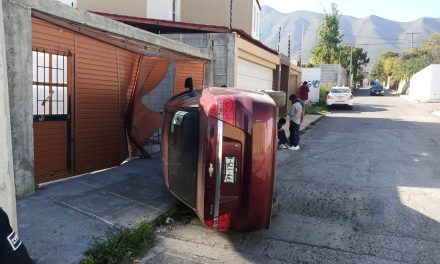 Auto termina volcado al sur de Saltillo al impactarse con un portón