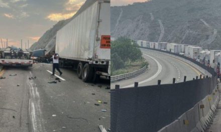 Choque entre dos tráileres paraliza circulación en la Autopista Saltillo-Monterrey