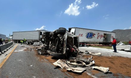 Fuerte choque entre tráileres paraliza la autopista Saltillo-Monterrey