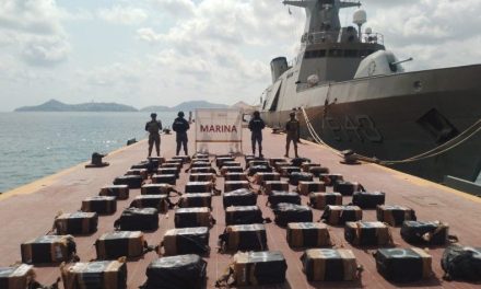 Marina asegura 1.3 toneladas de presunta cocaína frente a costas de Guerrero
