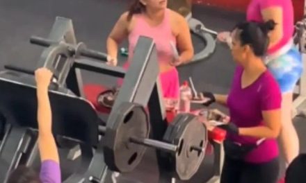 ‘Lo mejor nunca se sube’… mujeres son captadas comiendo pastel mientras hacen ejercicio en el gym