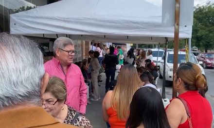 Comparten la mesa para celebrar el Día de las Madres en Saltillo