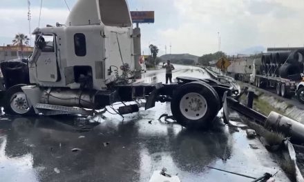 Conductor de tráiler derrapa en carretera Saltillo- Monterrey y causa caos vial