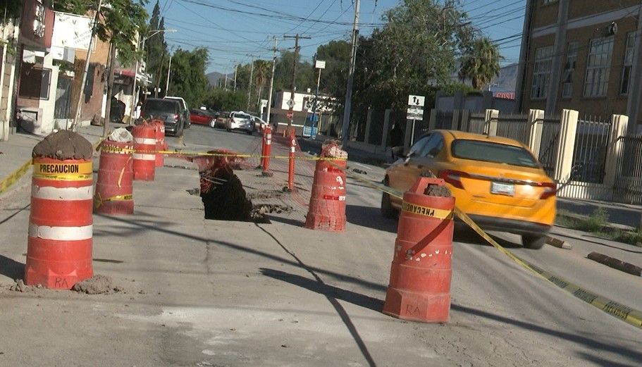 Está destruida la calle González Lobo, tienen meses reparando el tramo