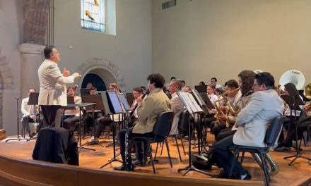 Disfrutan jubilados y pensionados de concierto con la banda de música del estado