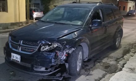 Ebrio causa todo un desastre  en Saltillo… se fue en contra y ocasionó sendos daños