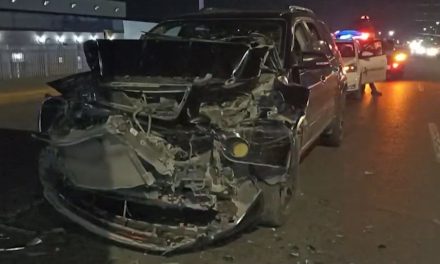 Ebrio se queda dormido y se estrella contra tráiler