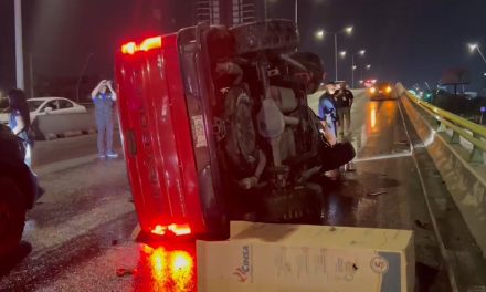 Ebrio vuelca su camioneta al norte de Saltillo y deja a un menor y a una mujer lesionada