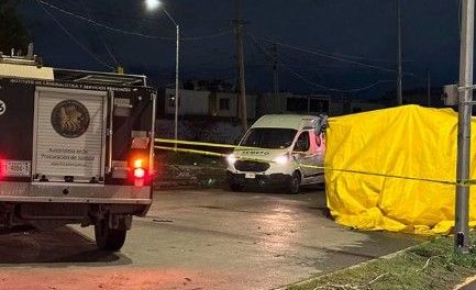 Muere mujer electrocutada en mercado rodante de Escobedo tras pisar cable encharcado