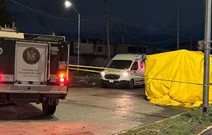 Muere mujer electrocutada en mercado rodante de Escobedo tras pisar cable encharcado