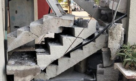 Escaleras de un edificio en Escobedo colapsan y desalojan a los habitantes