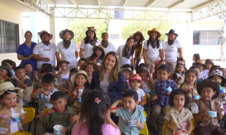 Festeja Luly López a niñas y niños ce los Centros Infantiles de Saltillo