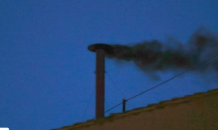 Vuelve a aparecer humo negro; continúa sin definirse el sucesor del papa Francisco