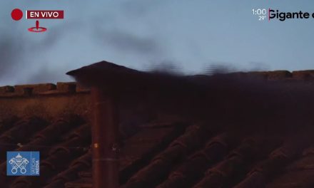 Humo negro en el Vaticano: no hay nuevo Papa