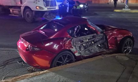 Mujer termina en ambulancia al retornar sin precaución en V. Carranza