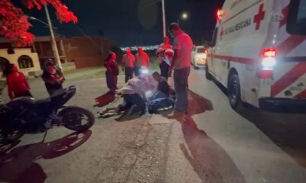 Motociclista arrolla a familia y acaba lesionado en Saltillo