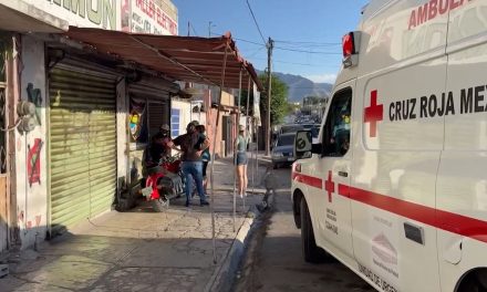 Motociclista se impacta contra auto en la colonia La Madrid