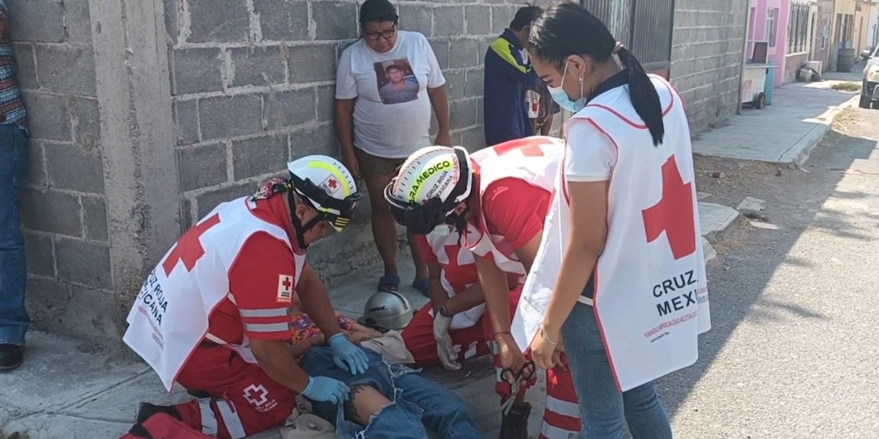 Motoneta se impacta con una camioneta en Parras