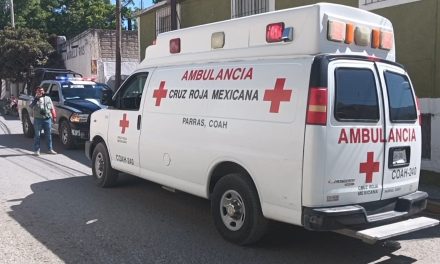 Moto se queda sin frenos y dos jóvenes se impactan en un poste en Parras