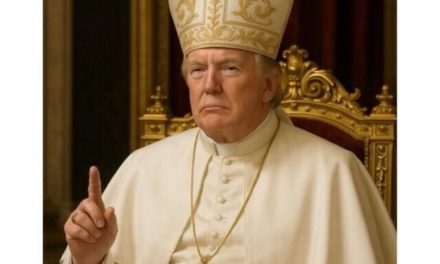 ‘No estuvo bien’; cardenal de Nueva York recrimina foto de Trump como el Papa