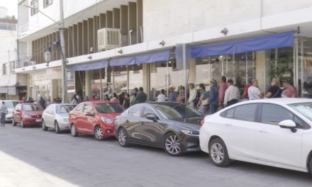 Por fallas en el cajero automático adultos mayores esperan horas para cobrar