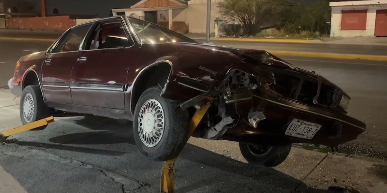 Prisa lo hace chocar contra postes protectores en una curva en Saltillo
