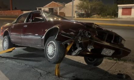 Prisa lo hace chocar contra postes protectores en una curva en Saltillo