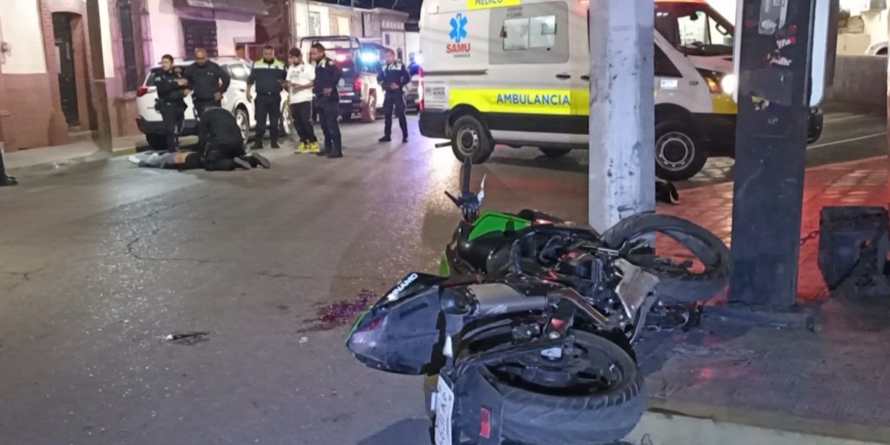 Dos personas al borde de la muerte tras violento accidente en motocicleta en el centro de Saltillo