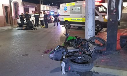 Dos personas al borde de la muerte tras violento accidente en motocicleta en el centro de Saltillo